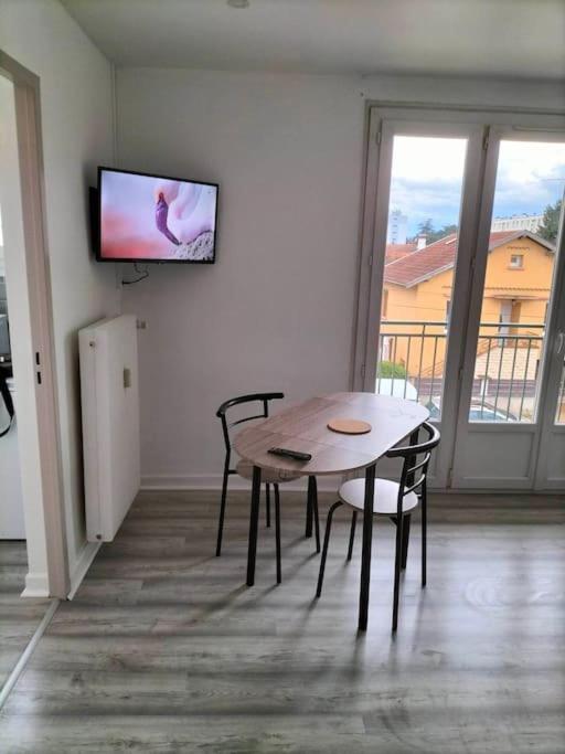 Appartement Avec Balcon Et Parking Prive Roanne Bagian luar foto